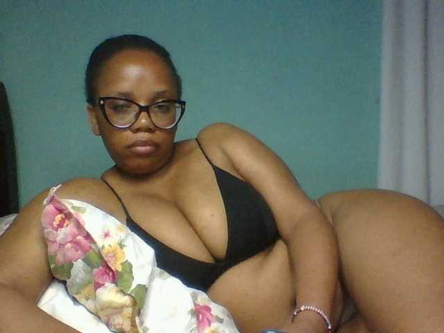Prettyzari live cam on BongaCams