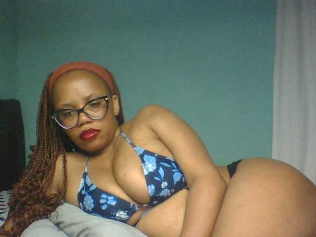 Prettyzari live cam on BongaCams