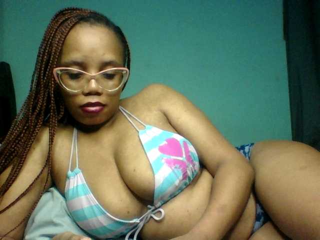 Prettyzari live cam on BongaCams
