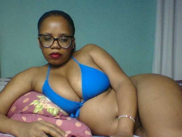 Prettyzari live cam on BongaCams