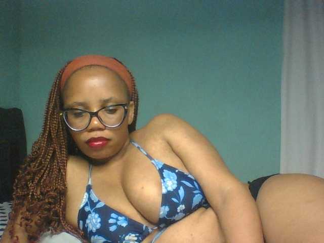 Prettyzari live cam on BongaCams