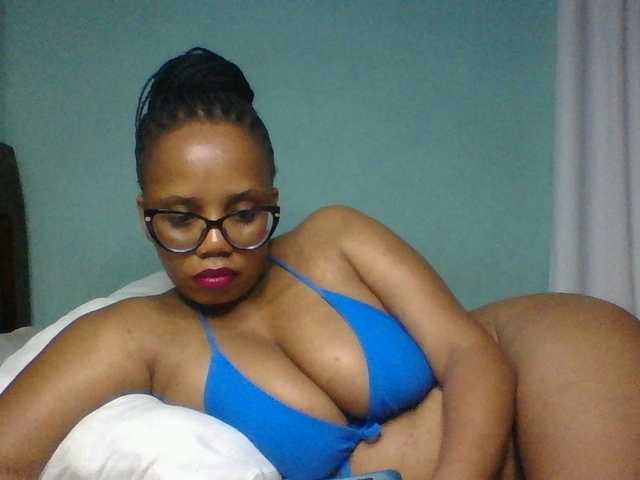 Prettyzari live cam on BongaCams
