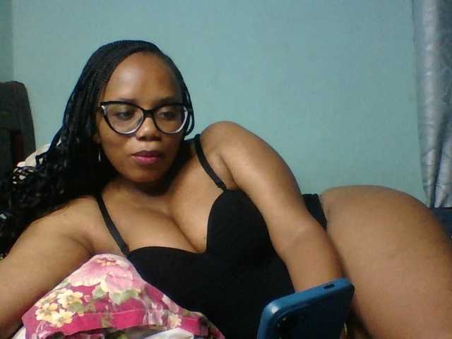 Prettyzari live cam preview