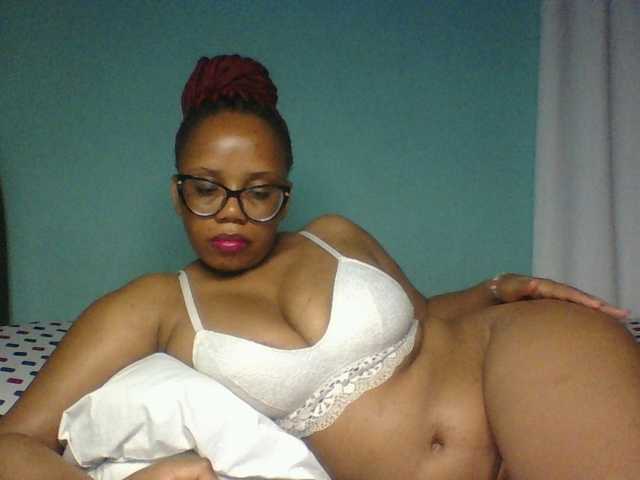 Prettyzari live cam preview