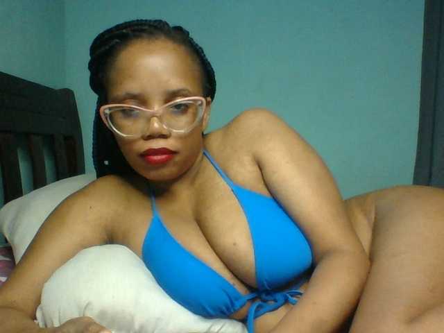 Prettyzari live cam on BongaCams