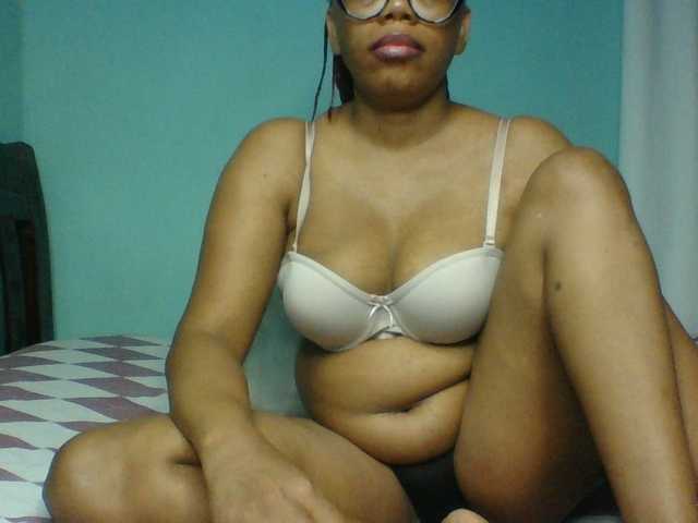 Prettyzari live cam preview