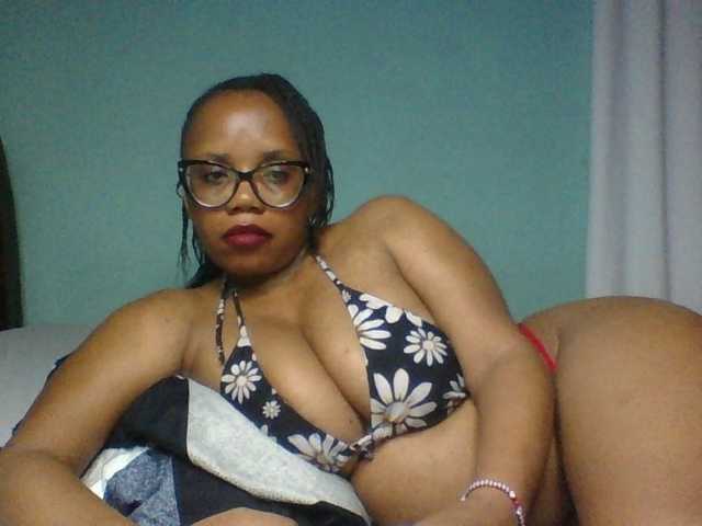 Prettyzari live cam on BongaCams
