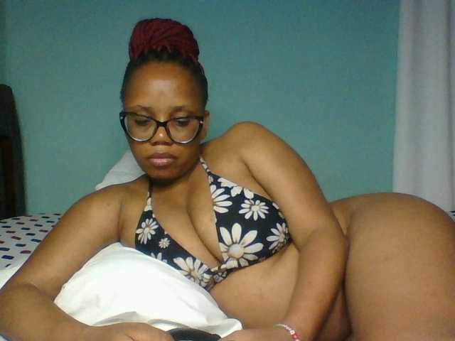 Prettyzari live cam on BongaCams
