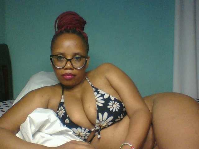 Prettyzari live cam on BongaCams