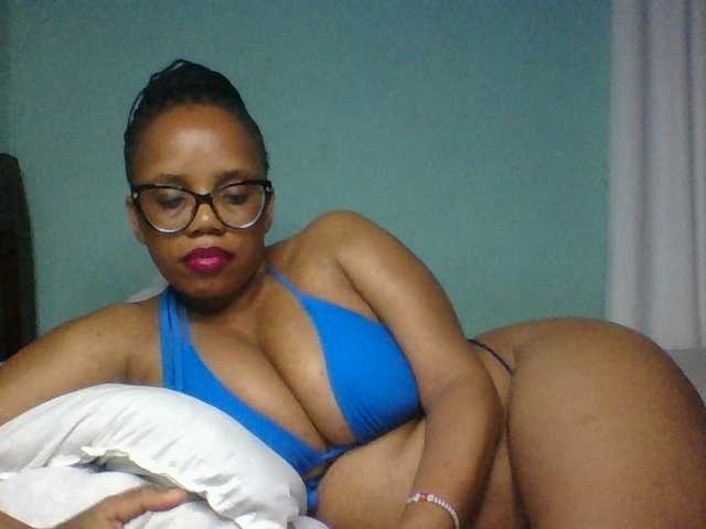 Prettyzari live cam on BongaCams