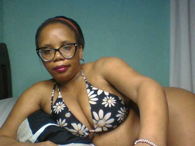 Prettyzari live cam on BongaCams