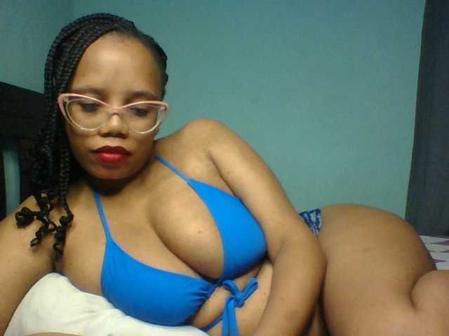 Prettyzari live cam on BongaCams