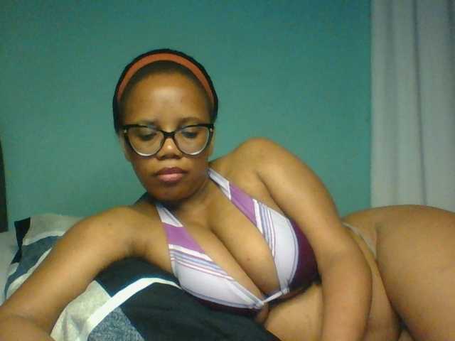 Prettyzari live cam on BongaCams
