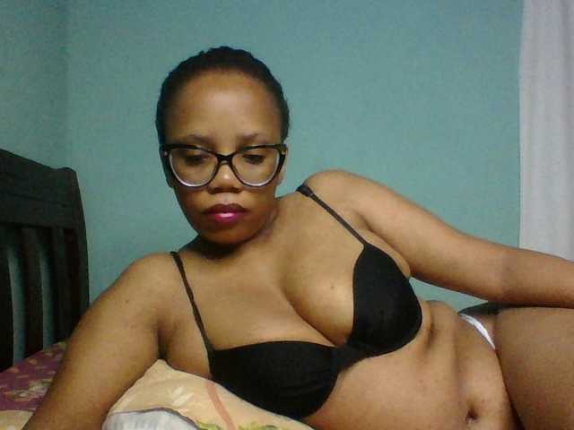 Prettyzari live cam on UnifiedCams