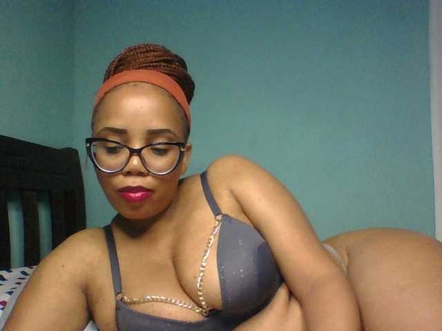 Prettyzari live cam on UnifiedCams