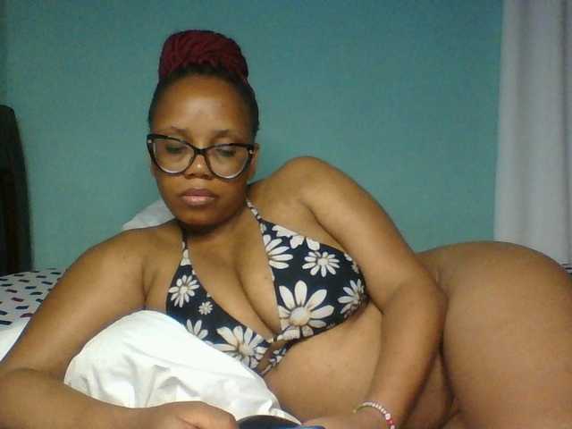 Prettyzari live cam on BongaCams