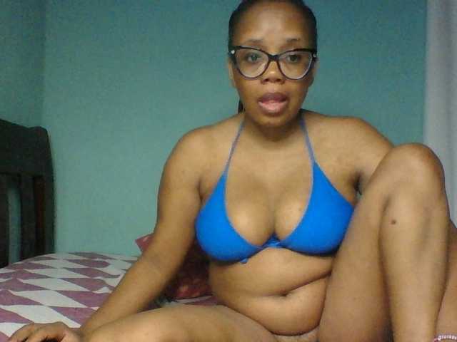 Prettyzari live cam on BongaCams