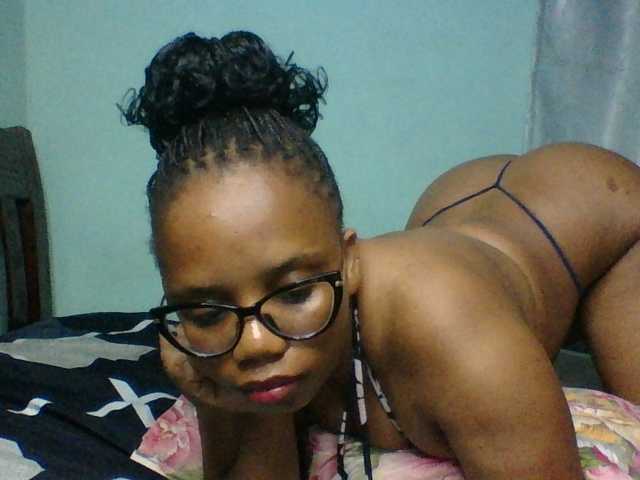Prettyzari live cam on BongaCams