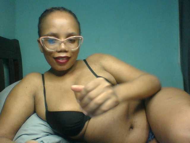 Prettyzari live cam on BongaCams