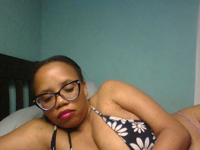 Prettyzari live cam on BongaCams