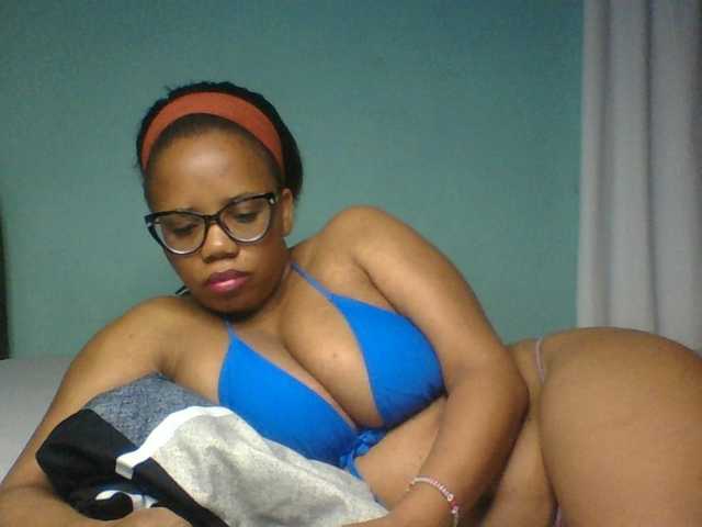 Prettyzari live cam on BongaCams