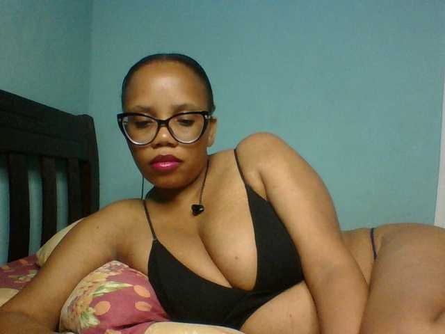 Prettyzari live cam on BongaCams
