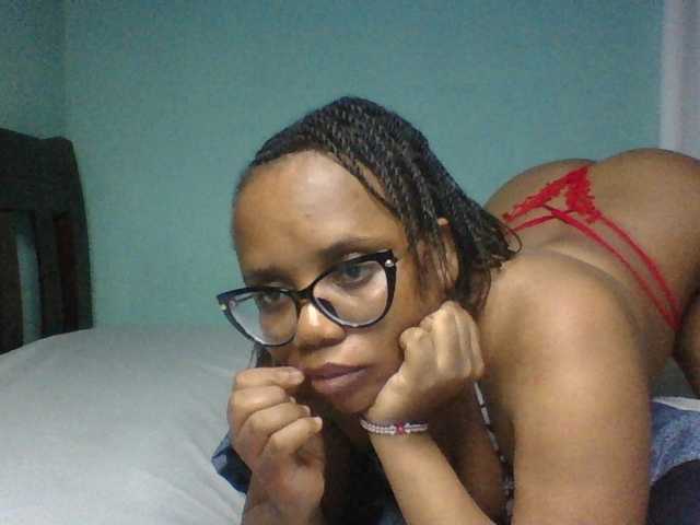 Prettyzari live cam on BongaCams