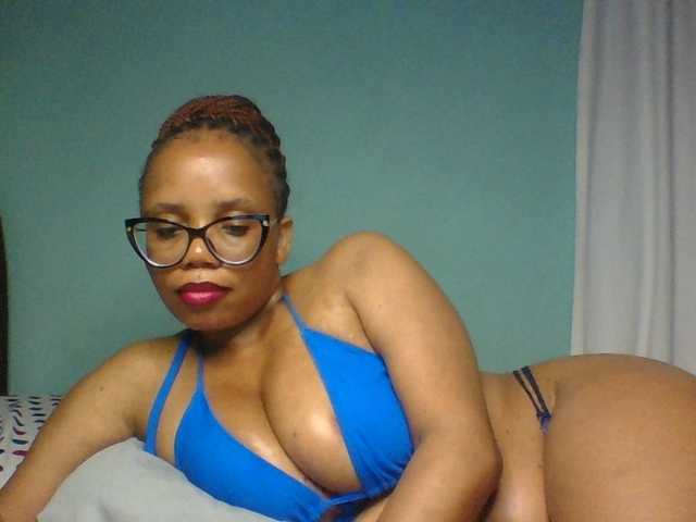 Prettyzari live cam on BongaCams