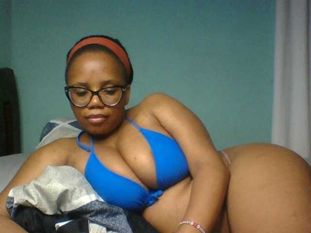 Prettyzari live cam on BongaCams