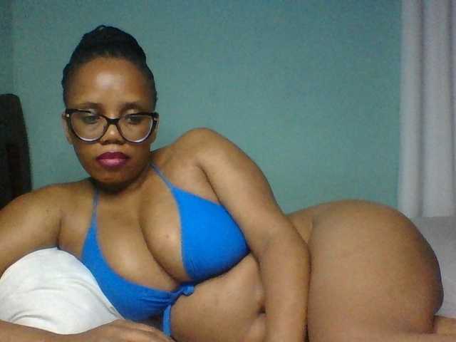 Prettyzari live cam on BongaCams
