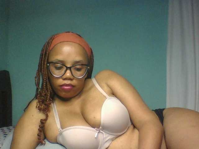 Prettyzari live cam on BongaCams