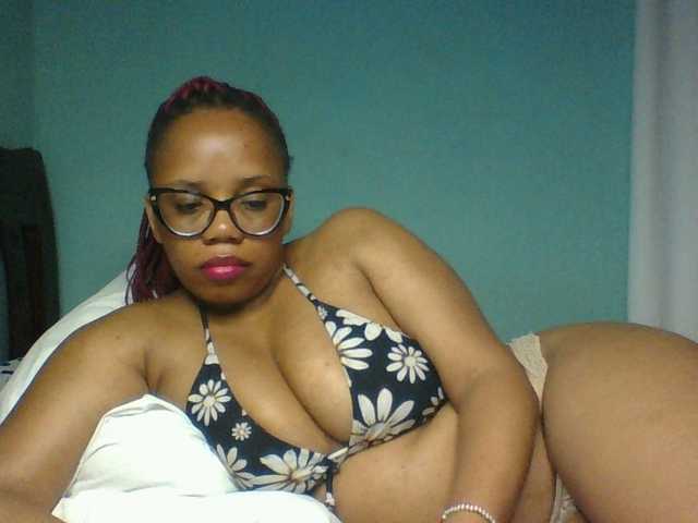 Prettyzari live cam on BongaCams