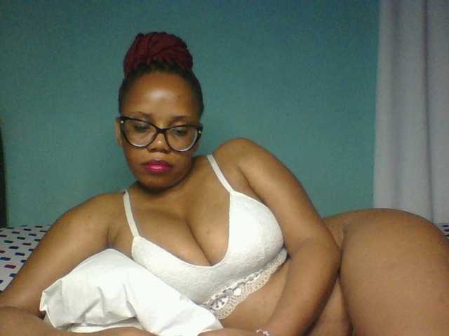 Prettyzari live cam on BongaCams