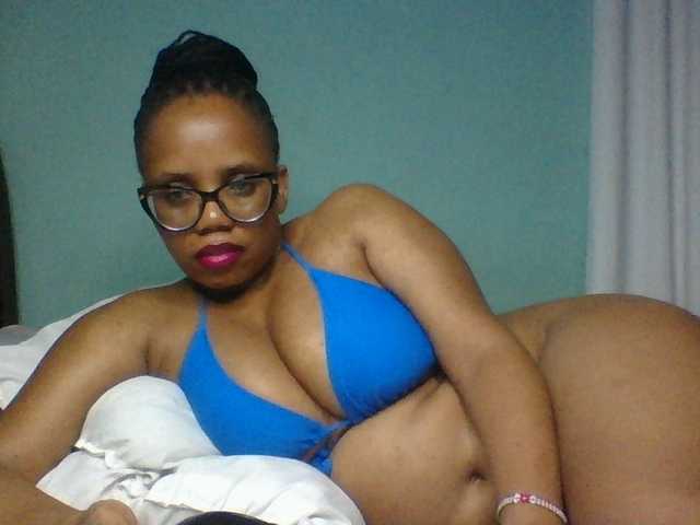 Prettyzari live cam on BongaCams