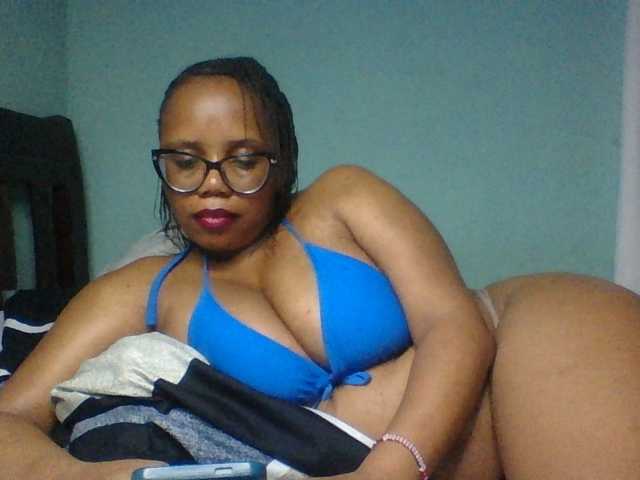 Prettyzari live cam on BongaCams