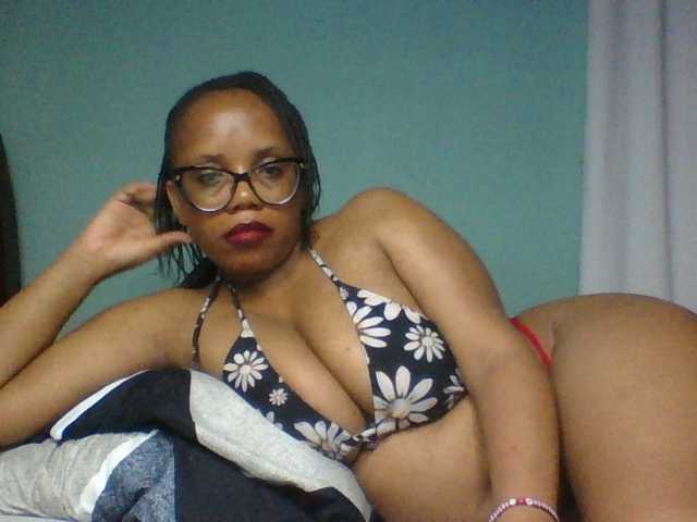 Prettyzari live cam on BongaCams