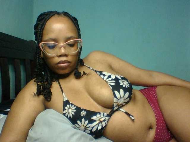 Prettyzari live cam on BongaCams