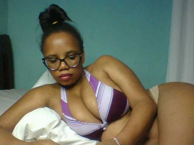 Prettyzari live cam on BongaCams