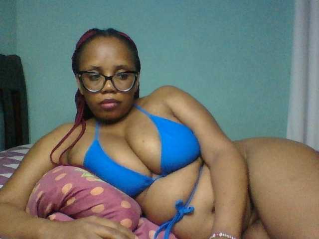 Prettyzari live cam on BongaCams
