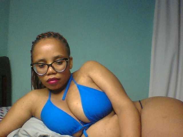Prettyzari live cam on BongaCams
