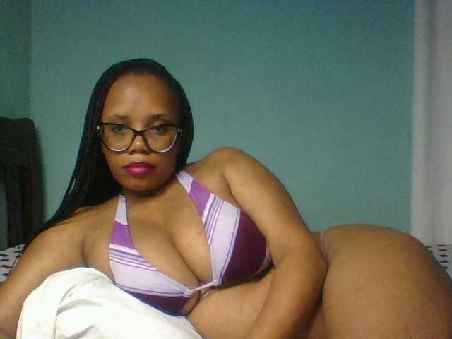Prettyzari live cam on BongaCams