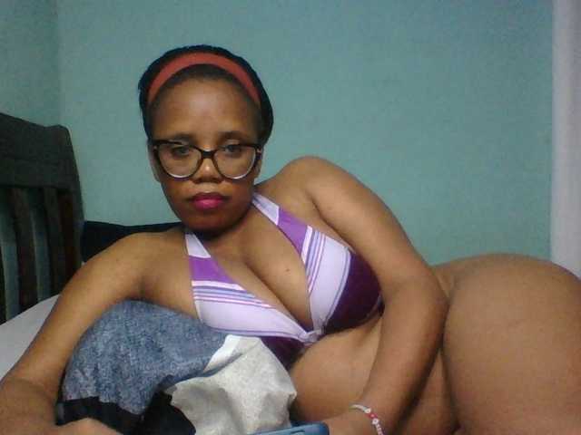 Prettyzari live cam on BongaCams