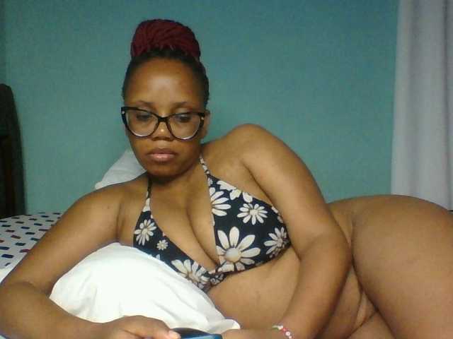 Prettyzari live cam on BongaCams