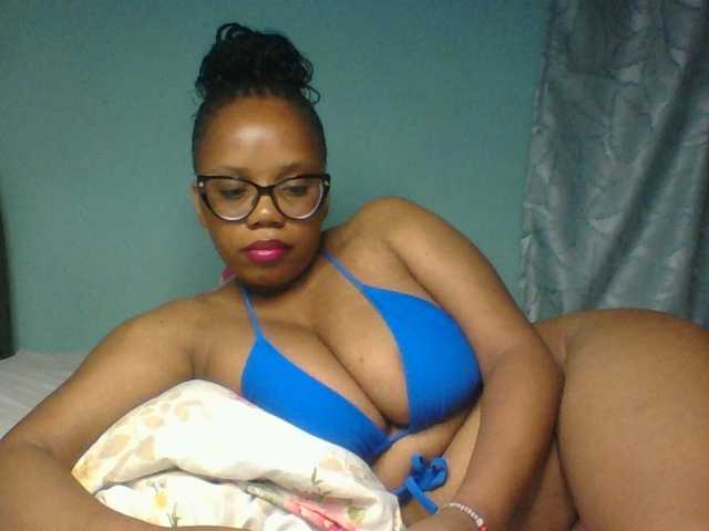 Prettyzari live cam on BongaCams