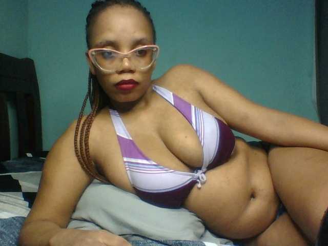 Prettyzari live cam on BongaCams