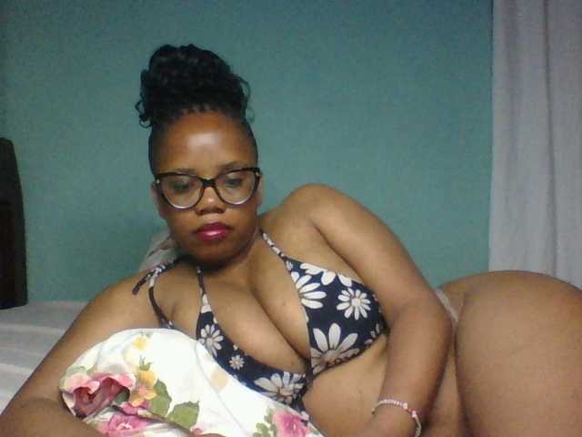 Prettyzari live cam on BongaCams