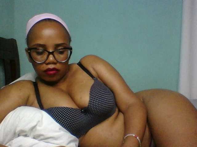 Prettyzari live cam on BongaCams