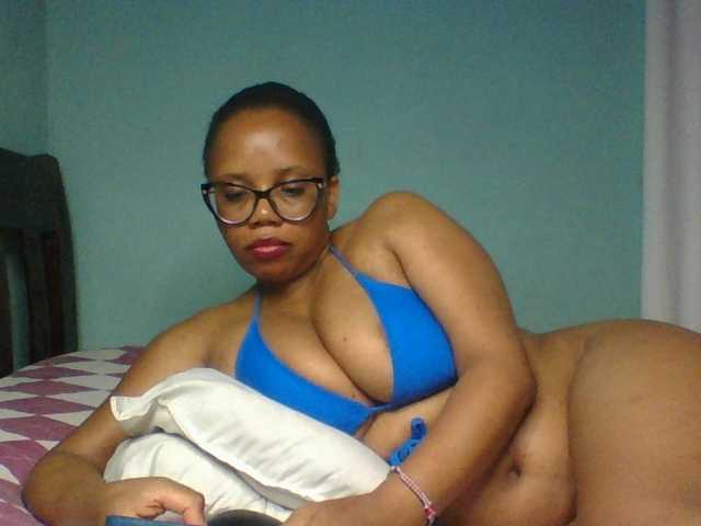 Prettyzari live cam on BongaCams