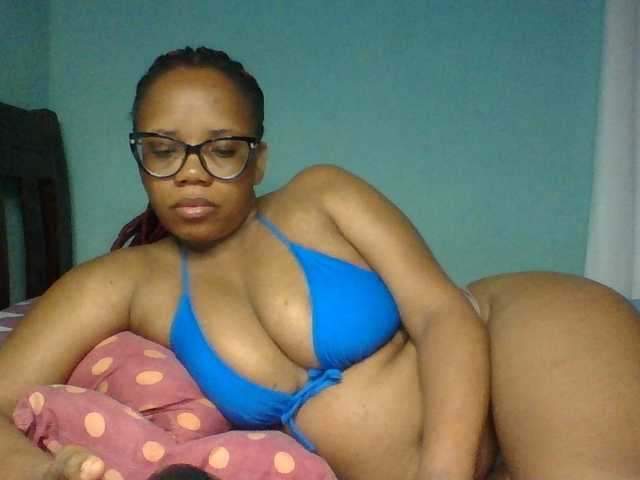 Prettyzari live cam on BongaCams