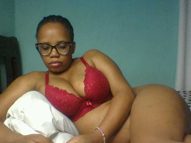 Prettyzari live cam on BongaCams